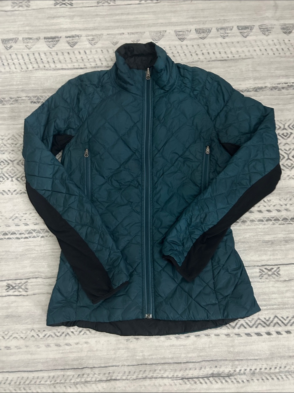 EUC Quilted Lululemon Lightweight Women's Jacket in Teal and Black